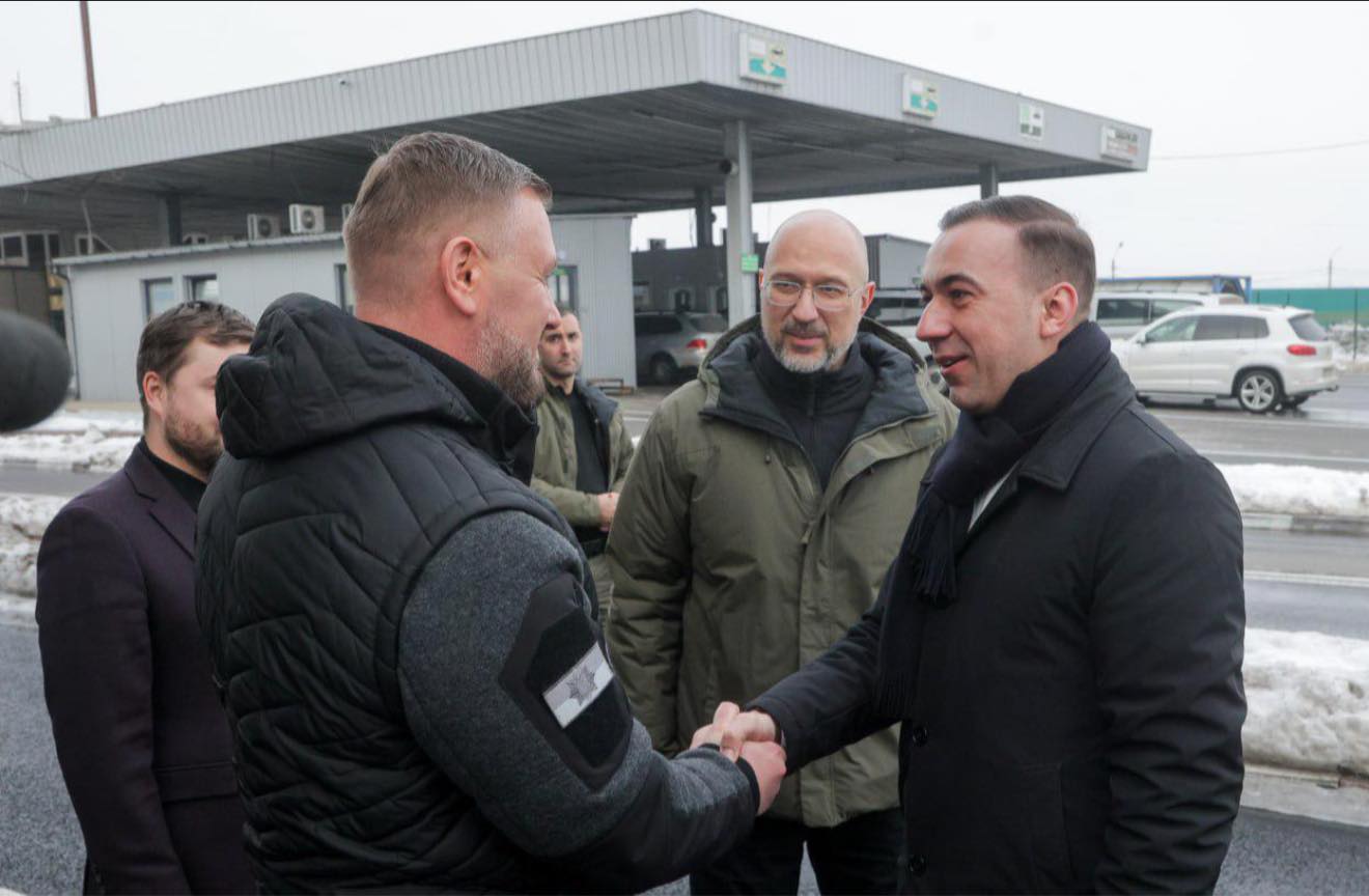 Ministrul Energiei, Bogdan Ivan, vizită inedită la granița cu Ucraina pentru întărirea dialogului bilateral Într-o perioadă tensionată pentru regiunea est-europeană, ministrul Energiei din România, Bogdan Ivan, a efectuat sâmbătă o vizită neașteptată pe frontiera cu Ucraina, marcând o intentie clară de a consolida colaborarea transfrontalieră în domeniul energetic