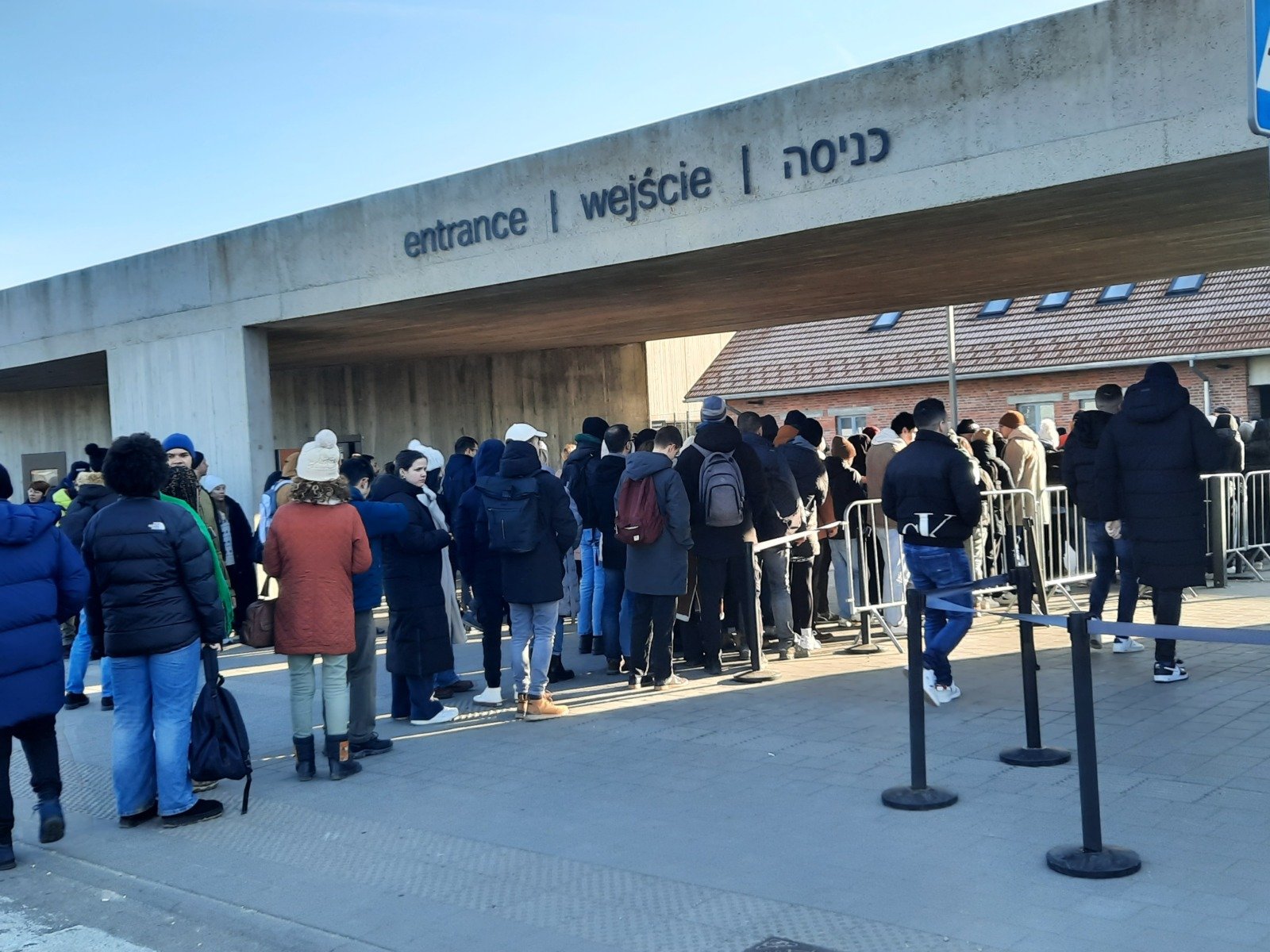 Muzeul Auschwitz anunță sfârșitul vânzării directe a biletelor la fața locului, o măsură menită să reglementeze vizitele și să combată practicile neetice Într-o decizie care marchează o schimbare semnificativă în modul de gestionare a vizitelor, Muzeul Auschwitz din Polonia a comunicat că, începând cu luna viitoare, nu va mai permite achiziția fizică a biletelor la intrare