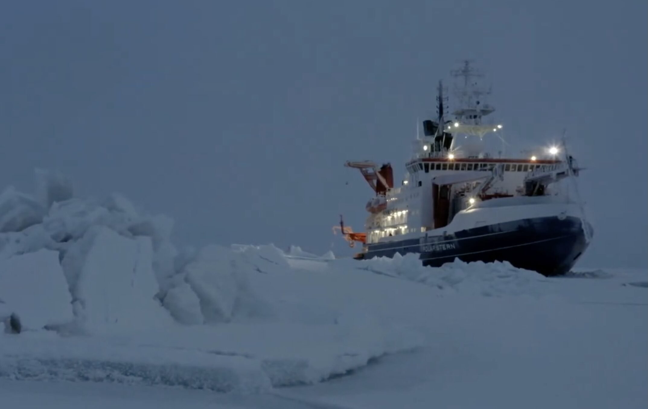 Nava de cercetare Polarstern pornește din Chile într-o misiune științifică în Antarctica, în contextul schimbărilor climatice globale După un an de pregătiri, nava de cercetare Polarstern, operată de Institutul German pentru Cercetare Arctică și Polară (AWI), săptămâna aceasta a pornit spre apele înghețate ale Antarcticii, semnalând începutul unei importante expediții științifice menită să aducă răspunsuri la întrebări legate de schimbările climatice și impactul acestora asupra celor mai reci și inaccesibile regiuni ale lumii