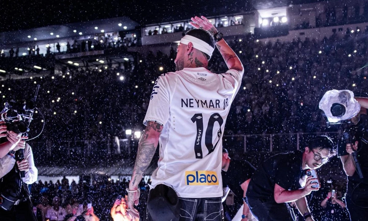 Neymar Jr. își propune să fie pe teren la Cupa Mondială din 2026, în ciuda unei perioade dificile de recuperare. După intervenția chirurgicală la genunchiul stâng din decembrie 2025, starul brazilian al fotbalului a început un proces intens de reabilitare, pe care îl documentează activ pe rețelele sociale. Recent, acesta a publicat materiale audio-vizuale în care se poate observa cum își întărește picioarele și lucrează la capacitatea sa cardiovasculară