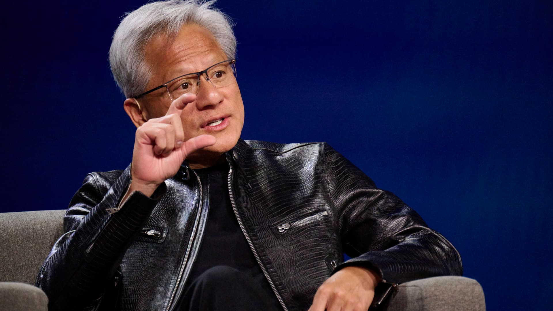 Nvidia și AMD: Tensiuni și provocări pe piața semiconductorilor Nvidia și AMD, doi giganți din industria semiconductorilor, traversează o perioadă tumultuoasă pe fondul rezultatelor financiare și al zvonurilor legate de parteneriate strategice