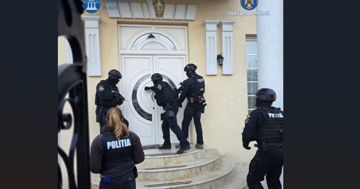 Fosta iubită a lui Adrian Kreiner, reținută în dosarul femeii din Sibiu acuzate că și-a ucis mama O femeie în vârstă de 40 de ani, fosta parteneră a omului de afaceri Adrian Kreiner, a fost reținută vineri de autoritățile din Sibiu, fiind suspectată de complicitate la omor într-un caz șocant în care două femei, între care o asistentă medicală, sunt acuzate că au ucis-o pe mama uneia dintre ele