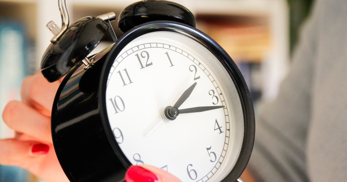 În noaptea de 28 spre 29 martie 2026, românii vor trece la ora de vară, ceasurile fiind avansate cu o oră, astfel că ora 03:00 va deveni ora 04:00