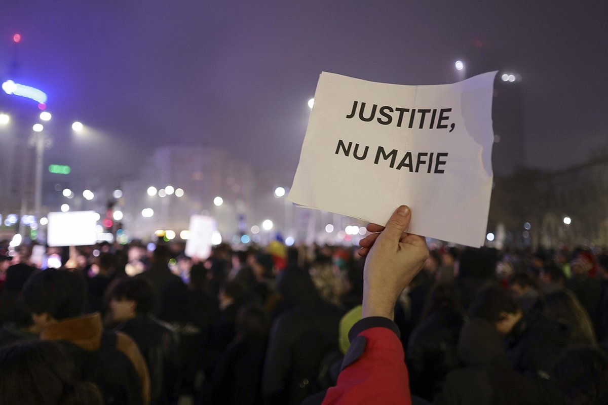Tensiuni în sistemul juridic: proteste cittate la Timișoara, Brașov, Iași, Craiova și Arad pentru susținerea pensiilor magistraților O serie de proteste spontane au izbucnit în mai multe orașe din țară, joi seară, ca răspuns la anunțul privind amânarea deciziei Curții Constituționale pe legea pensiilor speciale pentru magistrați