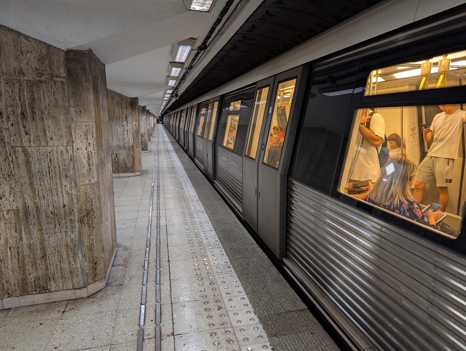 Curtea Constituțională: Ordonanța pentru autorizarea și intabularea construcțiilor Metrorex trebuie adoptată prin lege organică