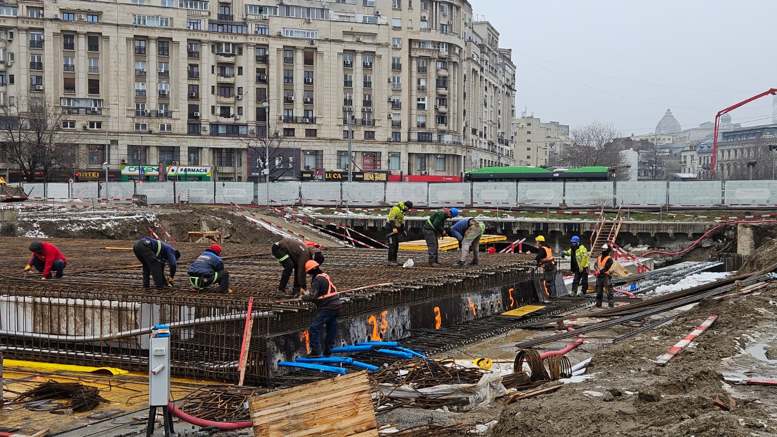 Progres semnificativ în renovarea Planșeului Unirii din Timișoara: constructorii anunță că lucările depășesc 30% din etapă Lucrările de extindere și modernizare a zonei centrale a Timișoarei, mai exact pe teritoriul Planșeului Unirii, înregistrează avansuri considerabile, iar oficialii vorbesc deja despre o posibilă accelerare a termenei de finalizare