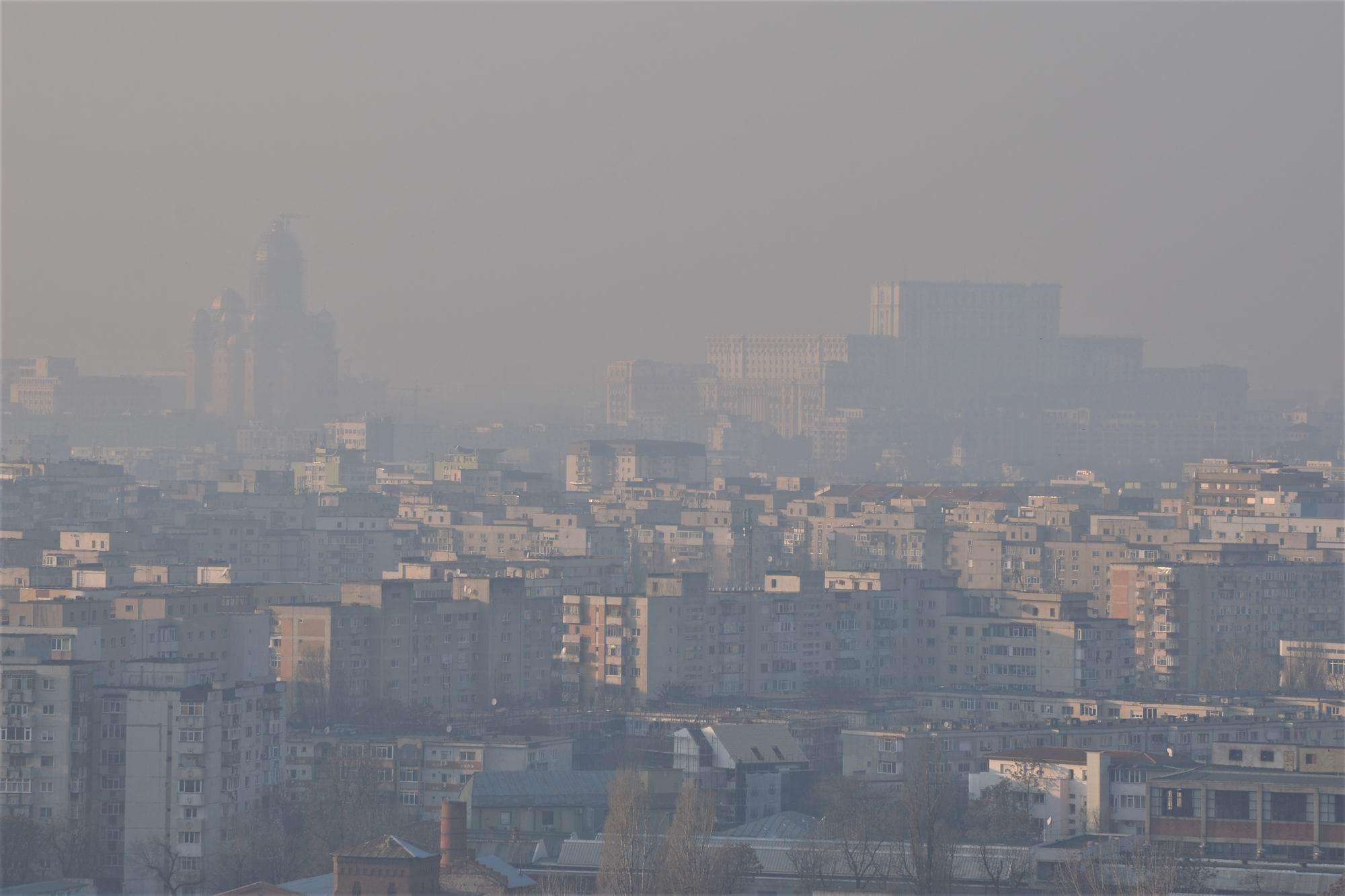 Calitatea aerului din București și Ilfov continuă să fie alarmantă, cele mai recente date indicând că nivelul particulelor fine PM 2.5 și PM10 rămâne peste limitele acceptabile și în 2025