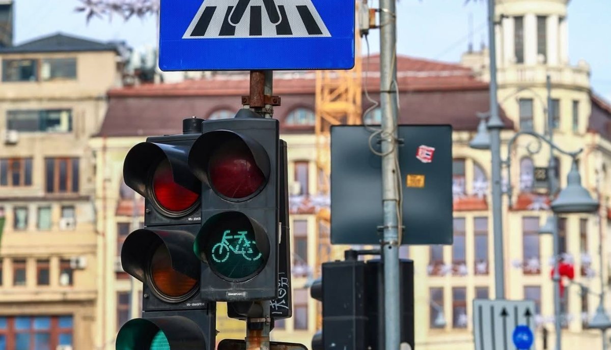 Primăria Capitalei pregătește o schimbare majoră în infrastructura traficului bucureștean prin implementarea unui sistem de semaforizare inteligentă, ce va fi introdus în 580 de intersecții ale orașului