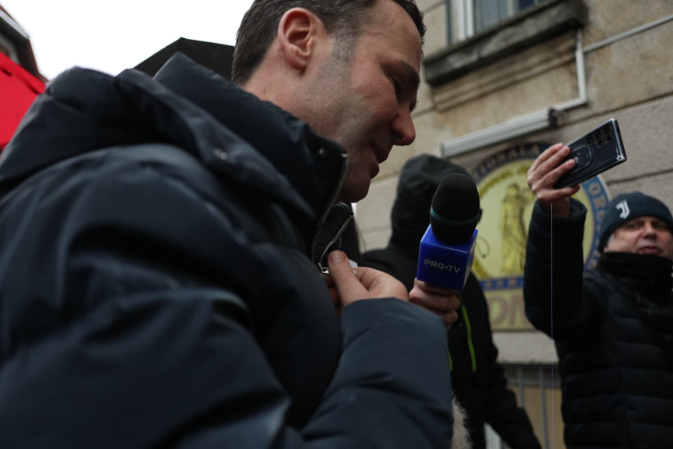 Primarul Sectorului 3, Robert Negoiță, a fost plasat sub control judiciar, după o serie de acuzații grave întinse pe marginea unui caz de corupție și influență nepotrivită