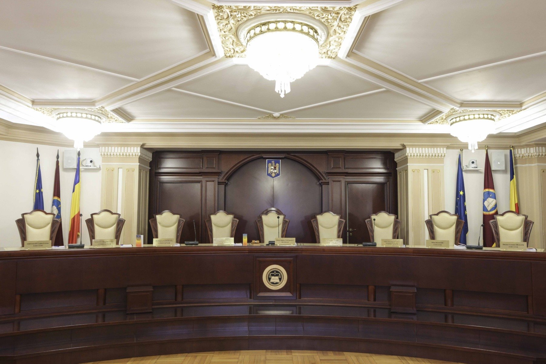 Premierul Nicușor Dan condamnă indecizia Curții Constituționale privind pensiile speciale ale magistraților În timpul reuniunii informale a Consiliului European desfășurate la Castelul Alden Biesen din Belgia, șeful Guvernului român, Nicușor Dan, a abordat una dintre cele mai sensibile teme din agenda națională – amânarea deciziilor privind pensiile speciale ale magistraților, decizie așteptată de mai mulți ani, dar întârziată în mod repetat