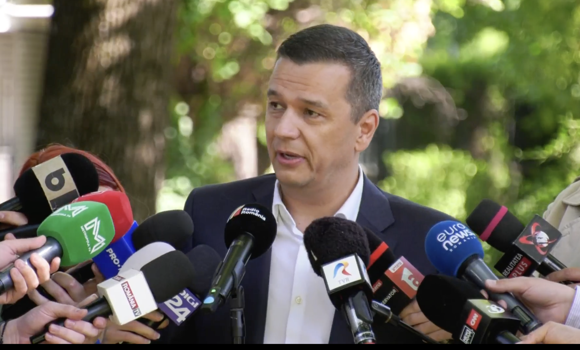 Sorin Grindeanu: În România, nu se poate trăi din ajutor social, dar trebuie să încurajăm munca Președintele PSD, Sorin Grindeanu, a făcut declarații ferme luni, subliniind faptul că în condițiile actuale, sistemul social din România nu poate susține populația exclusiv pe baza ajutorului social