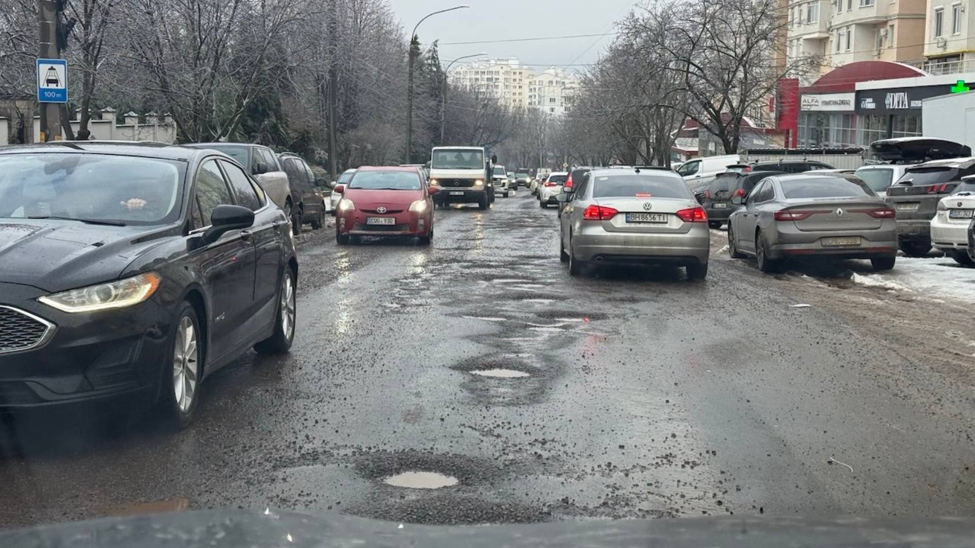Străzile capitalei, reparate cu milioane, acum pline de gropi!