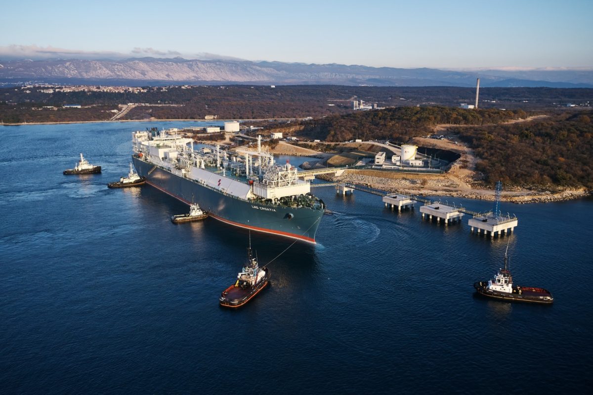 Coridorul Vertical: viitorul energetic al Europei în devenire, în pragul unei decizii decisive la Washington Liniile aflării în fața unei schimbări fondamentale pentru securitatea energetică a Europei sunt tot mai clare: Coridorul Vertical, proiectul menit să asigure livrări sigure de gaze naturale către statele UE, își croiește drumul direct către Casa Albă