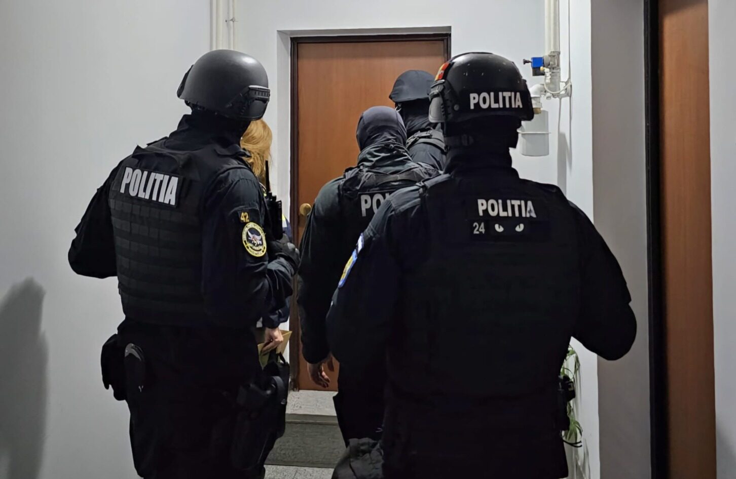 Percheziții în Brăila într-un dosar de înșelăciune prin criptomonede: un ofițer de poliție, suspect principal Un eveniment alarmant a zguduit recent zona Brăila, unde autoritățile efectuează cercetări într-un caz de înșelăciune legat de platforme de criptomonede