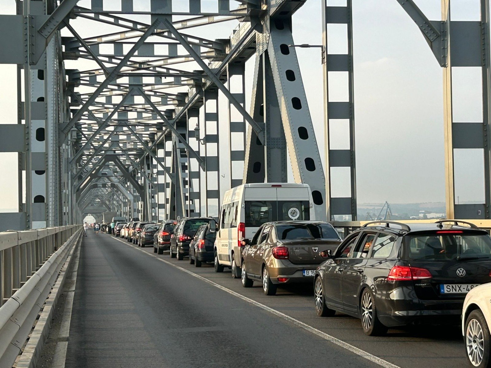 Trafic intens la granița cu Bulgaria: autoritățile din Giurgiu iau măsuri pentru fluidizarea circulației pe podul peste Dunăre Așteptările pentru o creștere semnificativă a traficului la granița dintre România și Bulgaria s-au adeverit, pe măsură ce sezonul de vacanță de iarnă și vacanța de schi a elevilor a adus o val de turiști în zonă