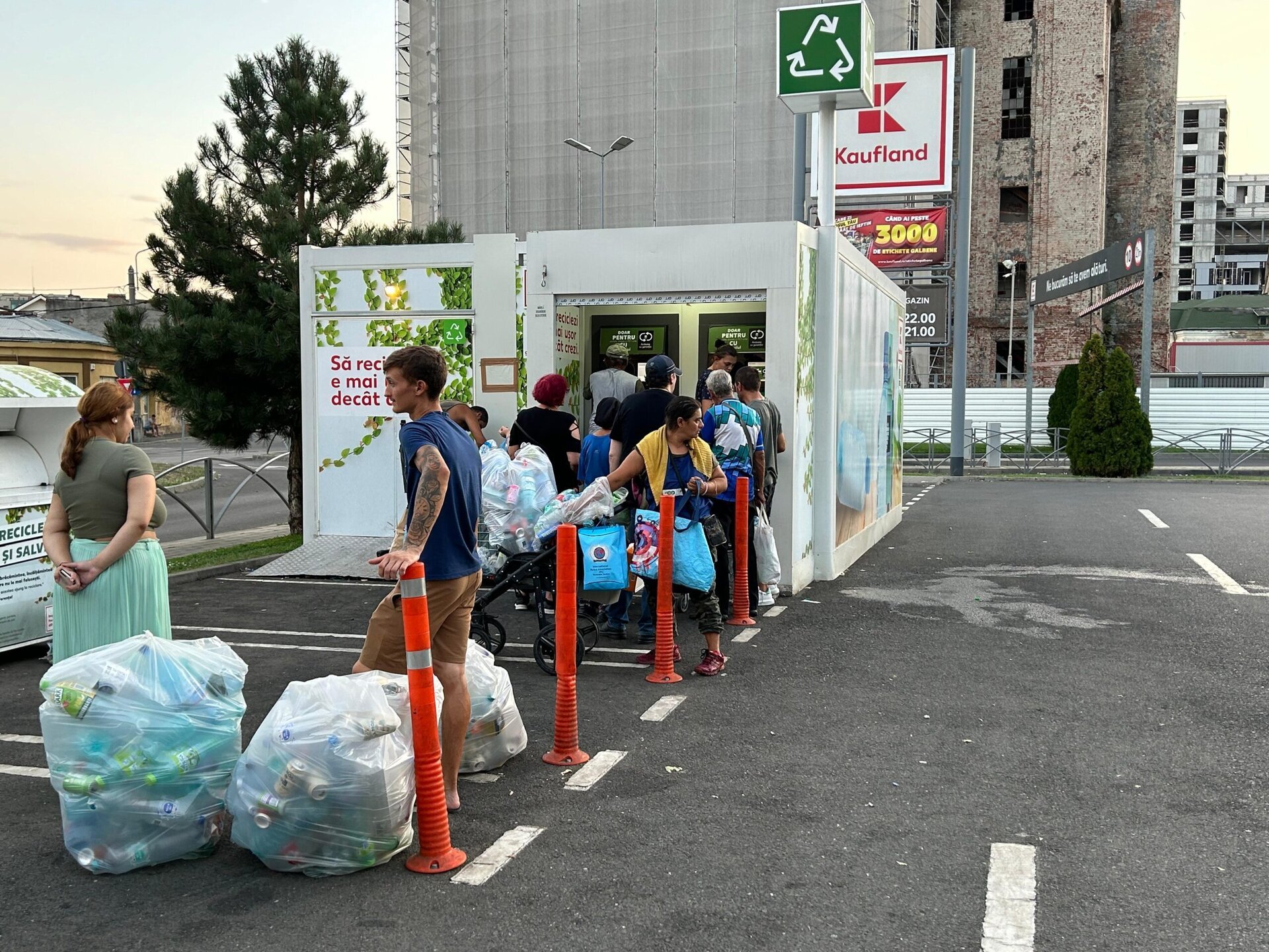 Bucureștiul și județul Ilfov au atins în 2025 un record impresionant în gestionarea ambalajelor reciclabile, recuperând peste 94 de milioane de euro prin Sistemul Garanție-Returnare (SGR)