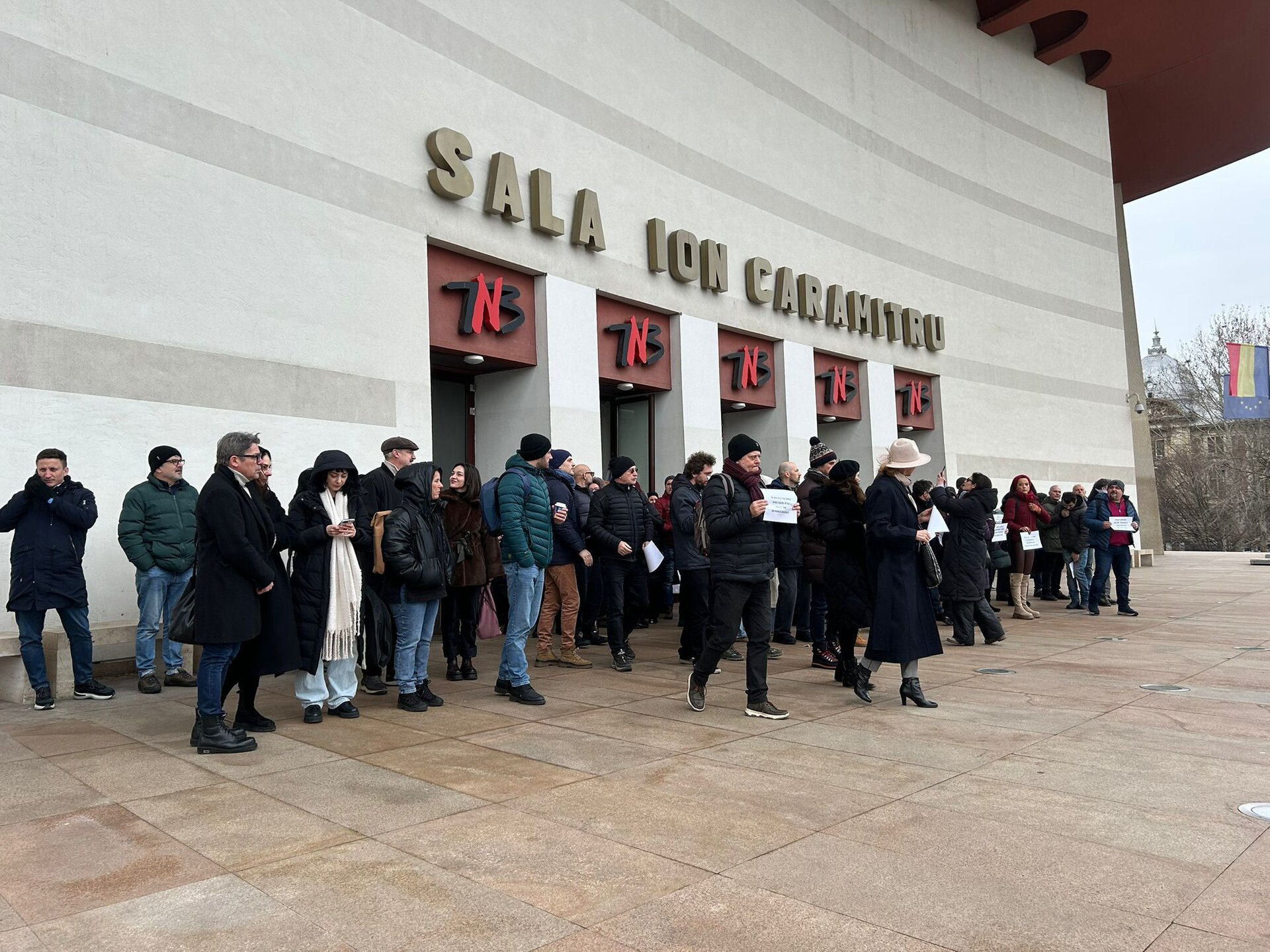 Marți, în fața Teatrului Național din București, actorii și personalul tehnic au ieșit în stradă pentru a protesta împotriva unui proiect controversat al Ministerului Culturii, despre care susțin că le împovărează meseria și pune în pericol independența artistică