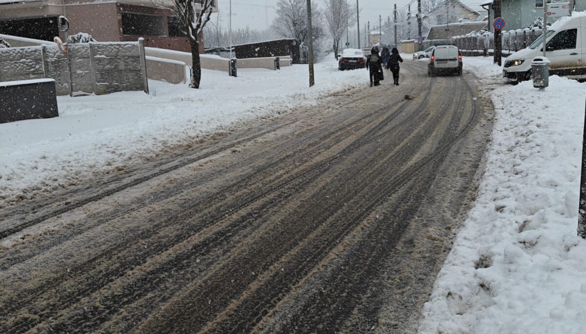 Zăpada neagră din București, un simbol al poluării acute în Capitală Atmosfera din București devine tot mai gri și mai îngrijorătoare, iar imagini recente cu zăpada înnegrită de pe străzile orașului au stârnit din nou discuții aprinse despre starea mediului înconjurător