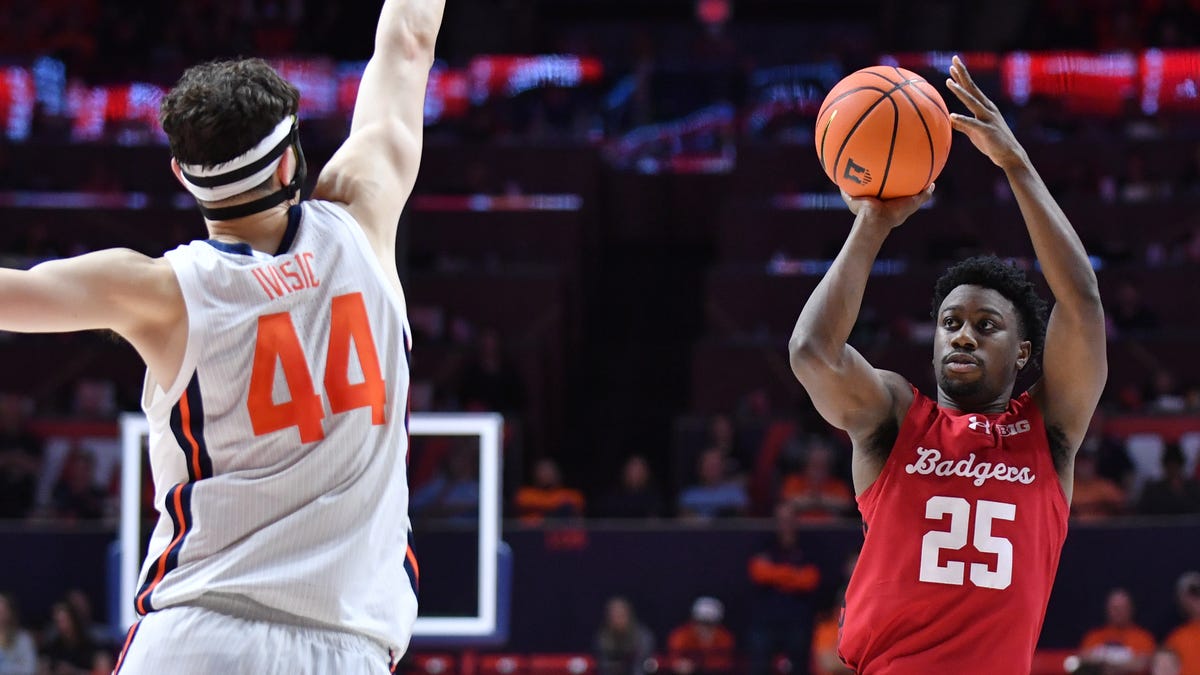 Wisconsin Badgers surprind Illinois și își întăresc șansele la turneul NCAA Într-o confruntare electrizantă din Big Ten, echipa de baschet a Universității Wisconsin, Badgers, a obținut o victorie remarcabilă, câștigând cu 92-90 în fața celor de la Illinois, echipă clasată pe locul 7 în clasamentul național
