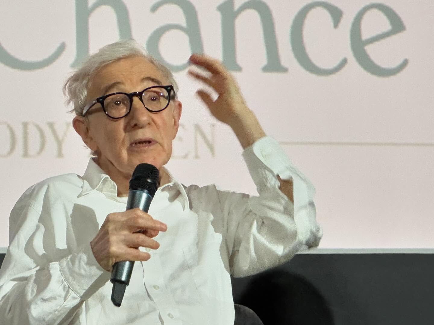 Woody Allen, celebrul regizor și scenarist, a fost implicat într-un incident recent care zguduie din temelii imaginea sa publică, în lumina noilor dezvăluiri legate de prietenia sa cu miliardarul și criminalul condamnat Jeffrey Epstein