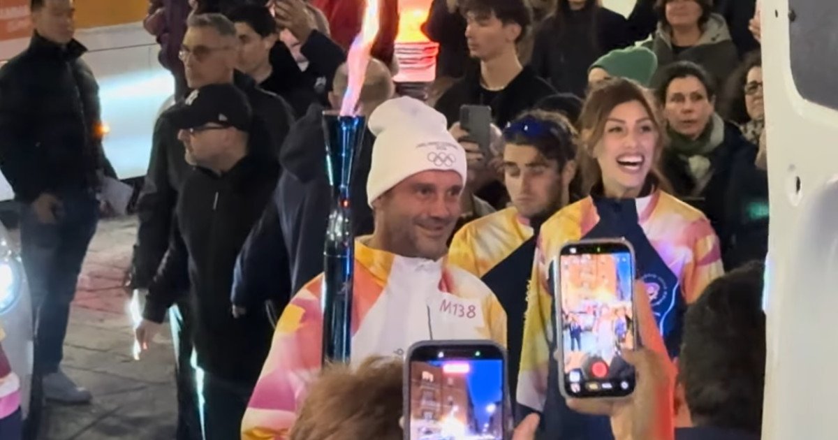 Cristi Chivu poartă flacăra olimpică pe străzile Milanului Flacăra olimpică a ajuns la Milano, iar românul Cristi Chivu, antrenorul echipei de fotbal Inter Milano, s-a aflat printre celebritățile care au purtat torța