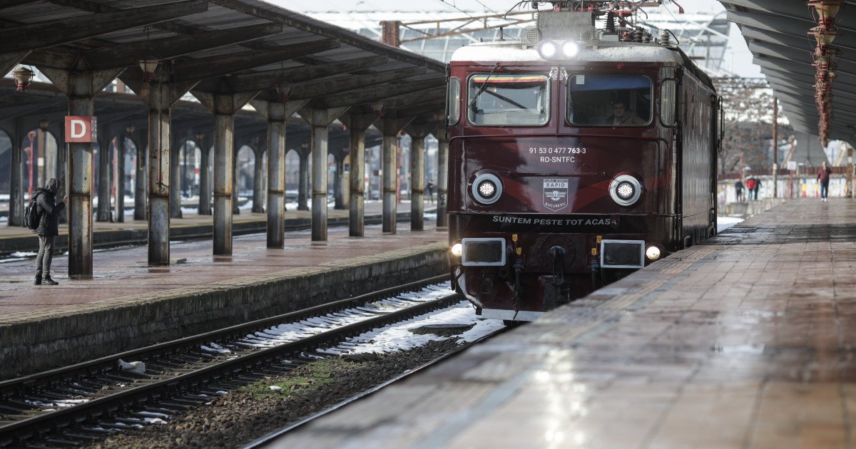 Tren deraiat în Gara de Nord: Traficul feroviar afectat, fără victime Un incident semnificativ s-a petrecut în această dimineață, în jurul orei 08:20, în Gara de Nord din București, când primul vagon al trenului IRN 401, operat de CFR Călători, a deraiat în timpul unei manevre de împingere către depou