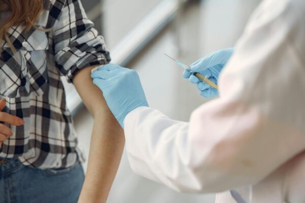 Statele democratice contestă decizia EPA: „Reducerea recomandărilor de vaccinări pentru copii, contrară științei” Un eveniment rar în peisajul politic și medical american a avut loc marți, când cincisprezece state conduse de administrațiile democrate au anunțat intenția de a iniția acțiuni în justiție împotriva adminstrației federală
