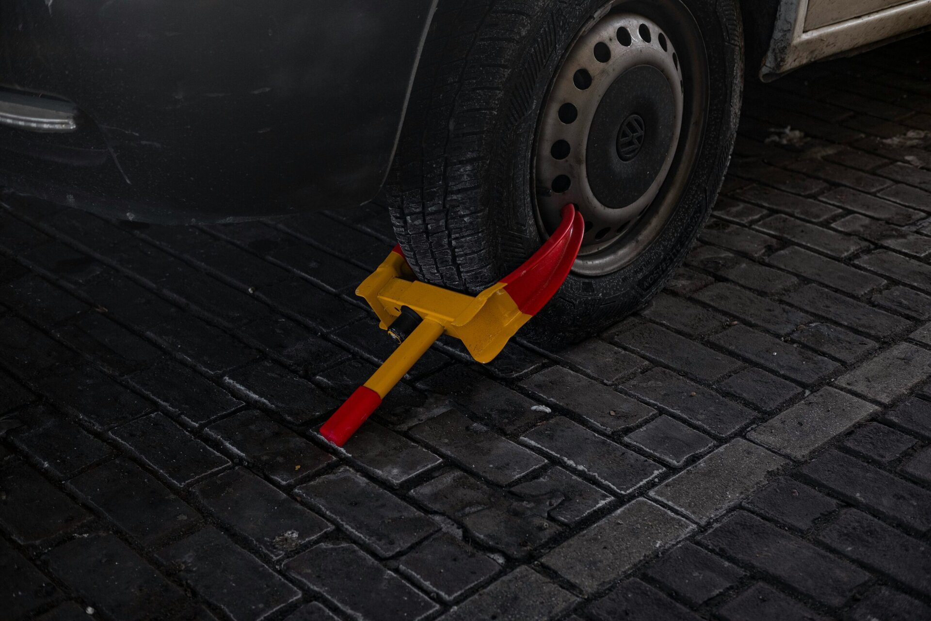 Primăria Sectorului 4 a făcut recent un pas important în gestionarea parcării neregulamentare, atribuind un contract de peste 250.000 de lei (aproximativ 50.000 de euro) pentru reparația și recondiționarea blocatoarelor de roți, soluții esențiale pentru imobilizarea vehiculelor parcate ilegal