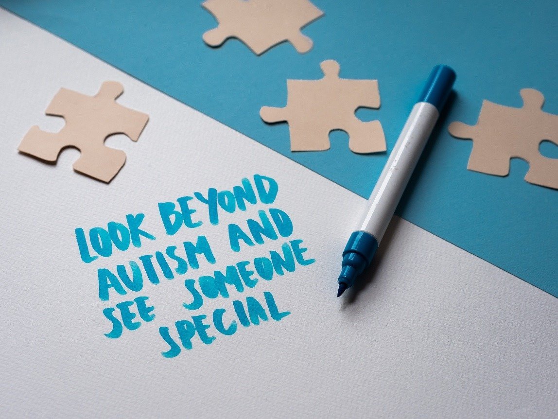Tineri și adulți cu autism sever din Iași beneficiază de programe speciale de integrare socială și dezvoltare a abilităților funcționale, o inițiativă pilot care prezintă un pas important în abordarea multidimensională a nevoilor persoanelor cu autism din regiune