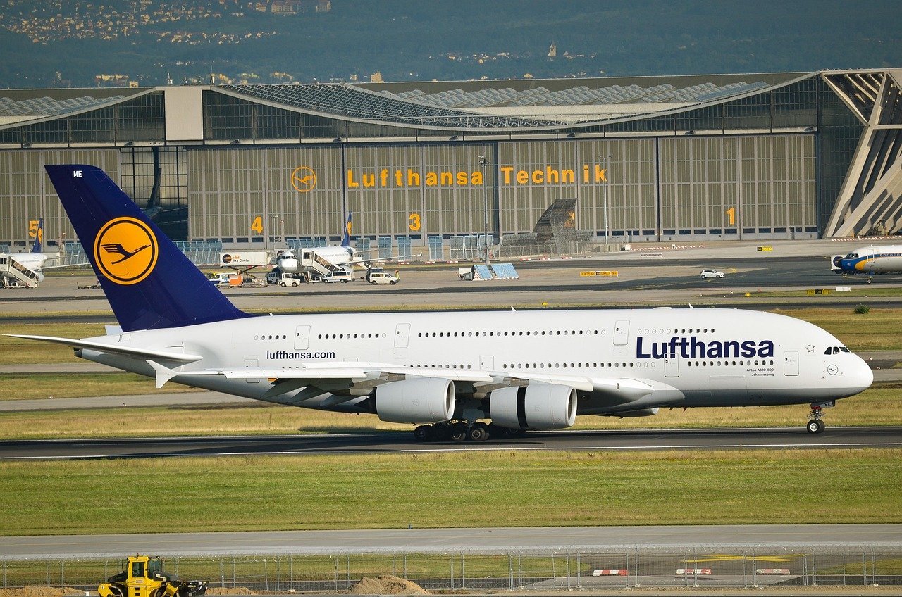 Lunea viitoare, compania aeriană germană Lufthansa se pregătește pentru perturbări majore ale zborurilor, în urma unei greve anunțate de două sindicate separate, care vizează piloții și personalul de cabină