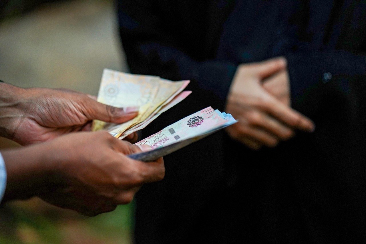 Actori ai Teatrului Național București protestează din nou în fața Sălii „Ion Caramitru”, acuzând Ministerul Culturii de lipsă de transparență și de decizii aparent nejustificate în gestionarea evidenței de muncă a angajaților din domeniu