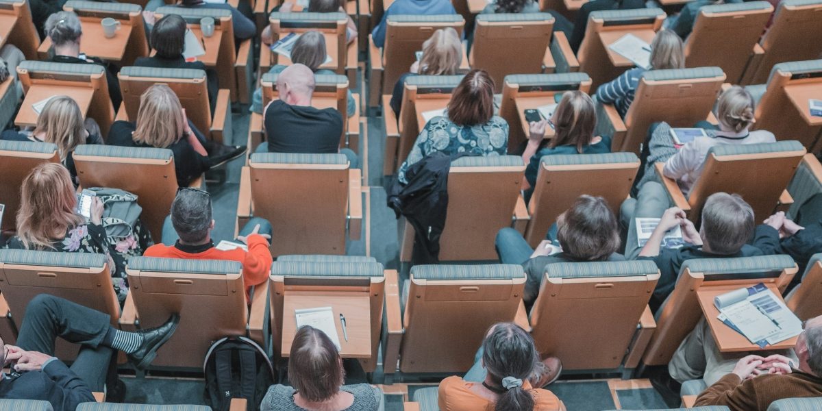 batch_Multime-Studenti-Curs-Amfiteatru-Senat-Consultare-Publica-mikael-kristenson-3aVlWP-7bg8-unspla.jpeg - Presa360