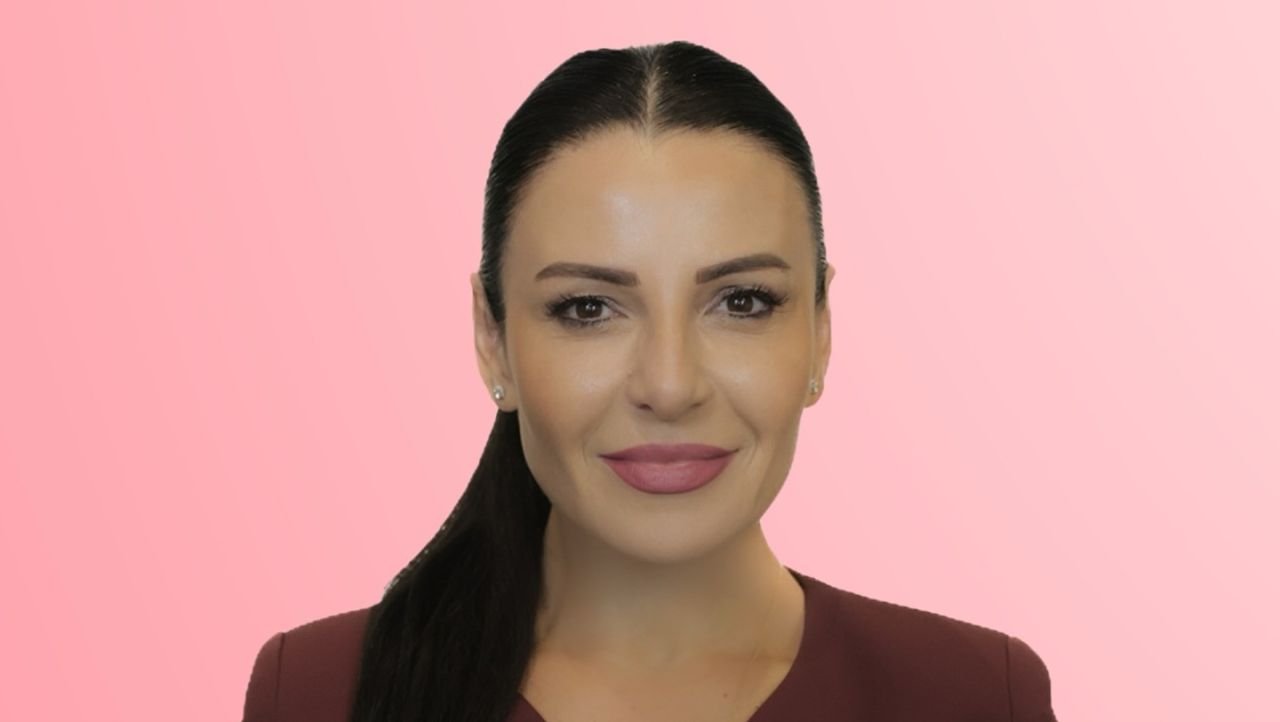 Violențe în centrul Tiranei: Protestatarii și forțele de ordine se ciocnesc Tirana s-a transformat într-un câmp de confruntare sâmbătă, când protestatarii s-au ciocnit cu forțele de ordine în inima capitalei albanese