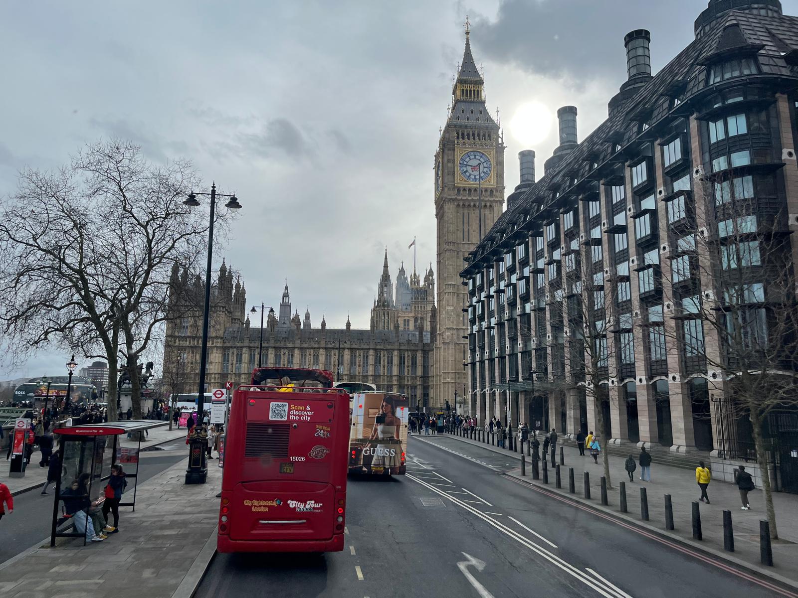Ministrul român al Afacerilor Externe, Oana Țoiu, a efectuat marți o vizită importantă în Regatul Unit, la Universitatea Oxford, unde a avut întâlniri cu reprezentanții instituției și a vizitat Lectoratul de limba română, o inițiativă recentă care consolidează prezența culturală și educațională a României în Marea Britanie