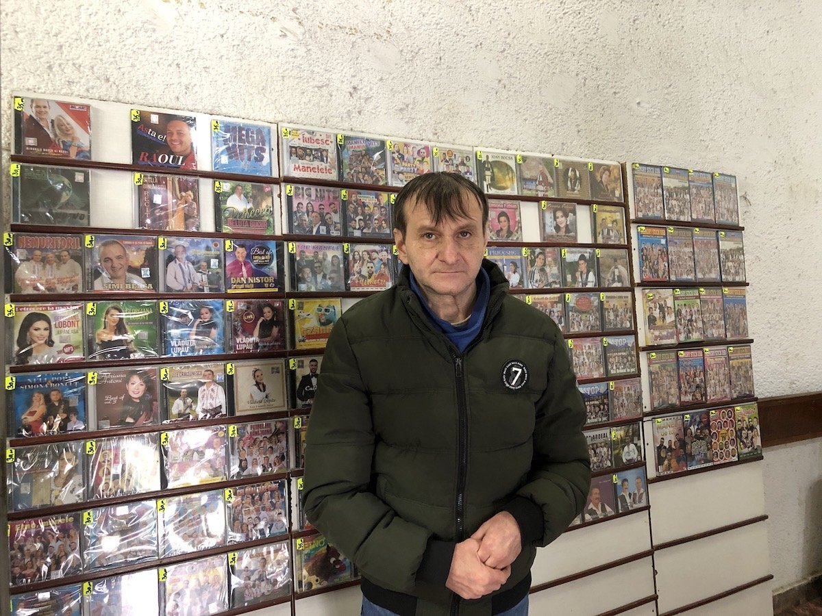 Sibian de 30 de ani vinde CD-uri în centrul orașului: “Cumpăr oameni în vârstă, dar vin și tineri”