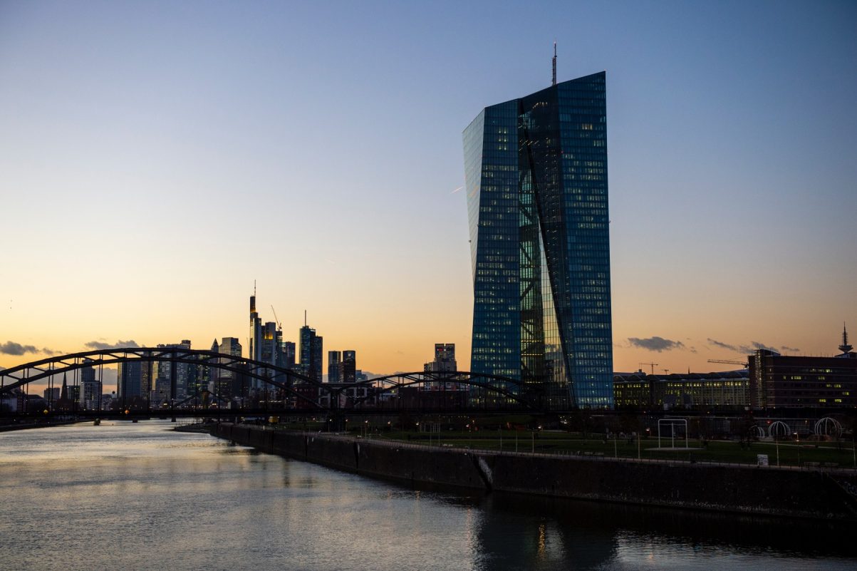Banca Centrală Europeană a păstrat joi ratele dobânzilor la nivelurile actuale, marcând a cincea decizie consecutivă de menținere în cadrul ciclului de relaxare monetară, în contextul eforturilor de a susține economia europeană în timpul și după provocările generate de criza pandemiologică