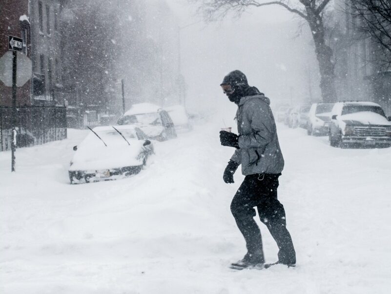 Vremea extremă se menține în România, cu temperaturi deosebit de scăzute, vânt puternic și ninsori abundente, după ce Administrația Națională de Meteorologie (ANM) a emis, luni, noi avertizări de Cod galben pentru mai multe regiuni ale țării
