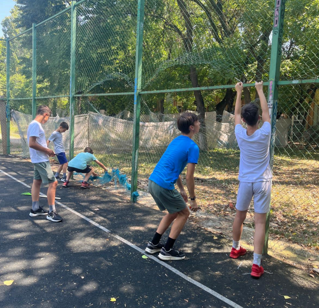 copiii-reabiliteaza-terenul-1.png - Presa360