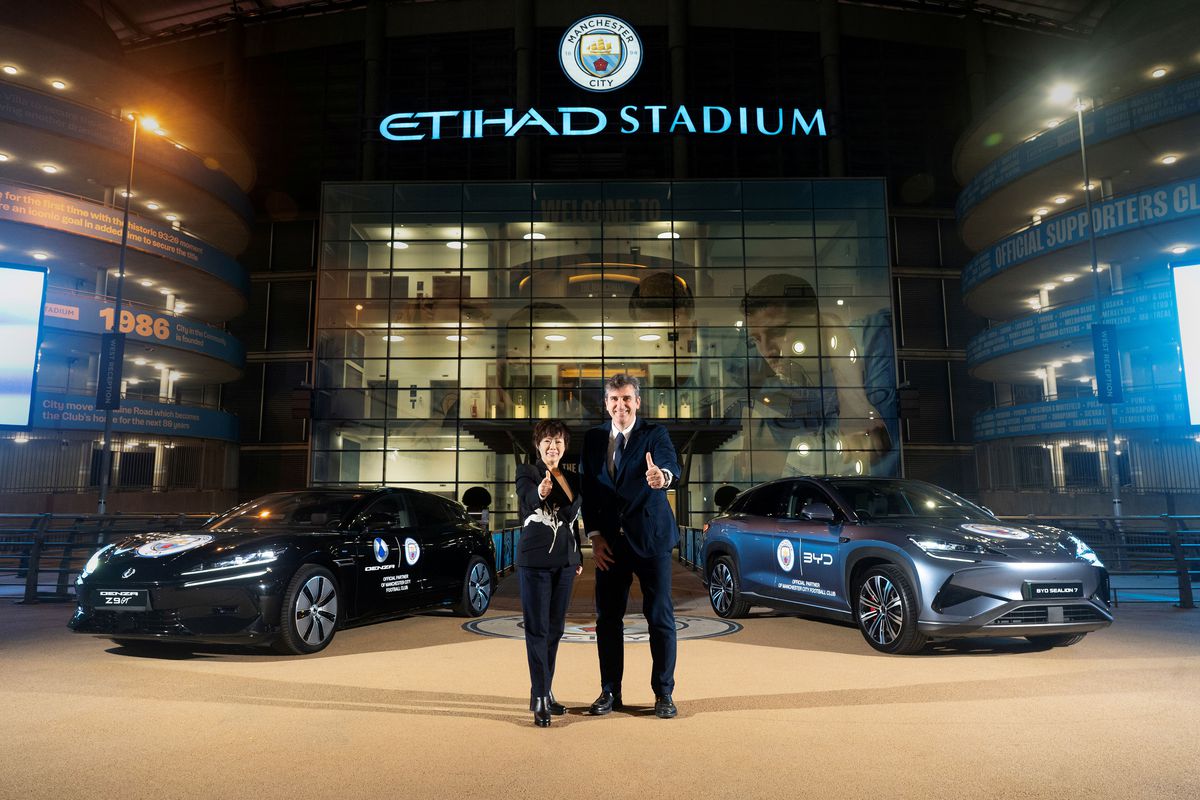 BYD devine partener oficial al Manchester City, un pas major în fotbalul mondial Într-un anunț surprinzător, BYD, lider mondial în producția de autovehicule cu energie nouă, a semnat un parteneriat strategic cu clubul de fotbal Manchester City