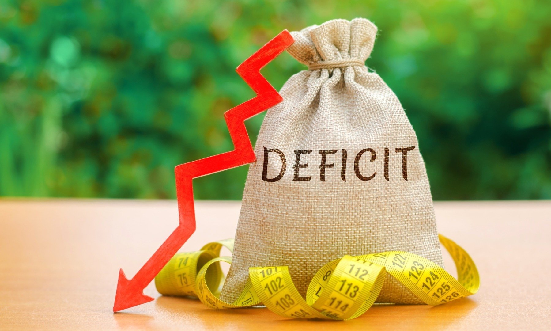 Creșterea datoriilor publice ridică semne de întrebare cu privire la sustenabilitatea finanțelor României Datoria administrației publice a ajuns, în luna noiembrie 2025, la nivelul alarmant de 1.121 miliarde de lei, în creștere față de 1.116 miliarde de lei raportate în octombrie