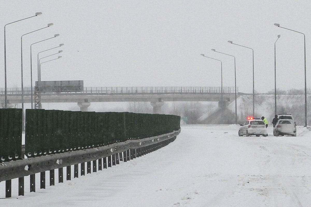 Autostrăzile din zona Bucureștiului, măcelărite de utilaje provenite din firme cu legături politice sau fără experiență în domeniu, sunt în pragul unei crize logistice fără precedent