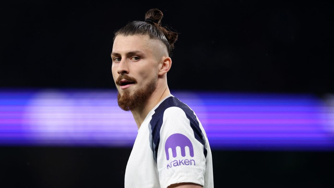 Radu Drăgușin și alegerea controversată: refuzul lui Bayern pentru un loc în Premier League În luna ianuarie a anului curent, Radu Drăgușin a luat o decizie care părea să promită un viitor strălucit în fotbalul european