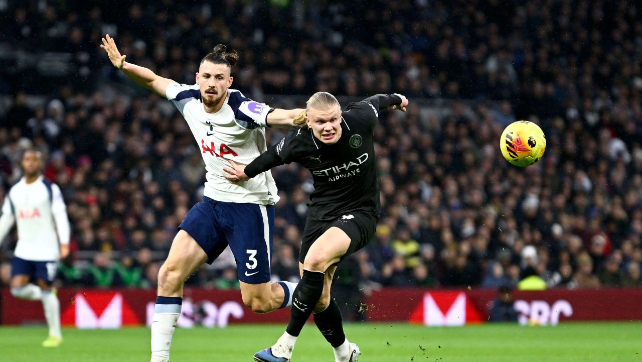 Drăgușin, punctul forte al echipei în remiza cu City Radu Drăgușin, tânărul fundaș român de 23 de ani, a avut un meci de excepție în partida dintre Tottenham și Manchester City, terminată cu scorul de 2-2