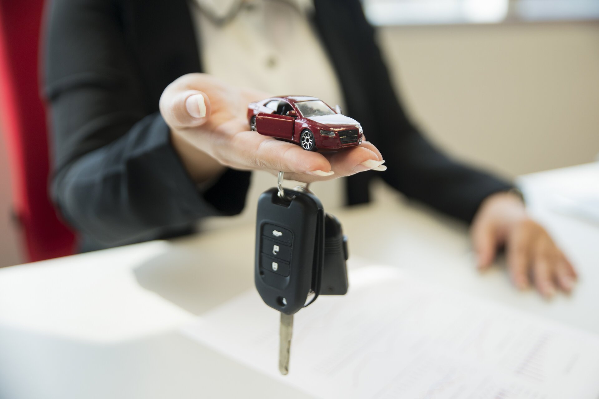 Declin abrupt în înmatriculările de autoturisme noi în luna ianuarie 2026: Nicolae Ciuca și impactul asupra pieței auto Luna ianuarie 2026 a marcat una dintre cele mai rapide scăderi ale înmatriculărilor de autoturisme noi din ultimii ani, afectând profund atât automobilele destinate persoanelor fizice, cât și pe cele pentru companii