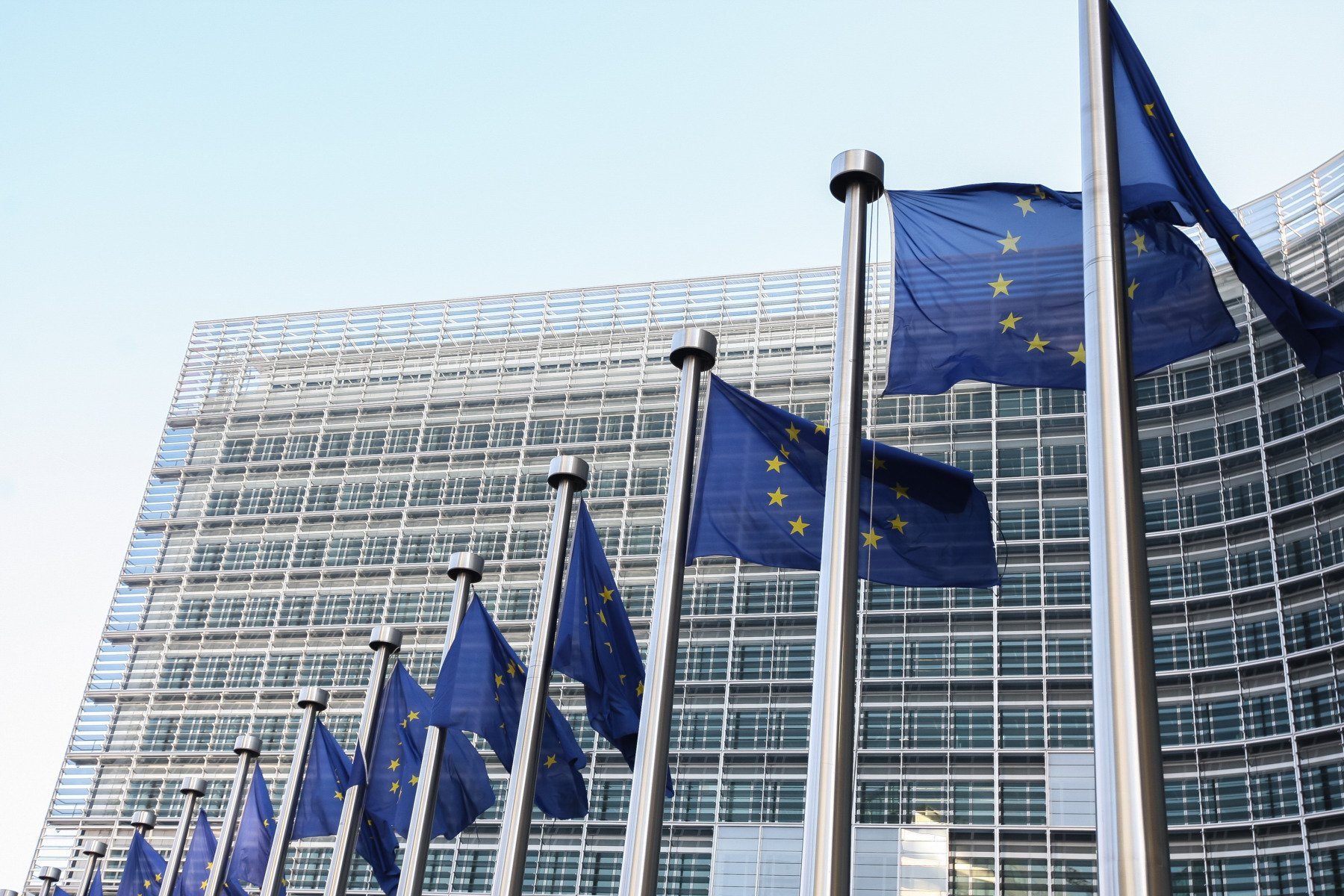 Uniunea Europeană ia în calcul extinderea și reconfigurarea finanțării pentru sectorul apărării, într-un context în care programul inițial de împrumuturi, în valoare de 150 de miliarde de euro, a fost suprasubscris