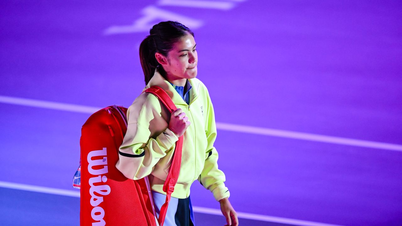 Emma Răducanu, retrasă de la Qatar Open din cauza unei stări de rău Emma Răducanu, jucătoarea britanică de tenis și câștigătoare a US Open 2021, a fost obligată să se retragă din meciul de la Qatar Open împotriva sportivei columbiene Camila Osorio