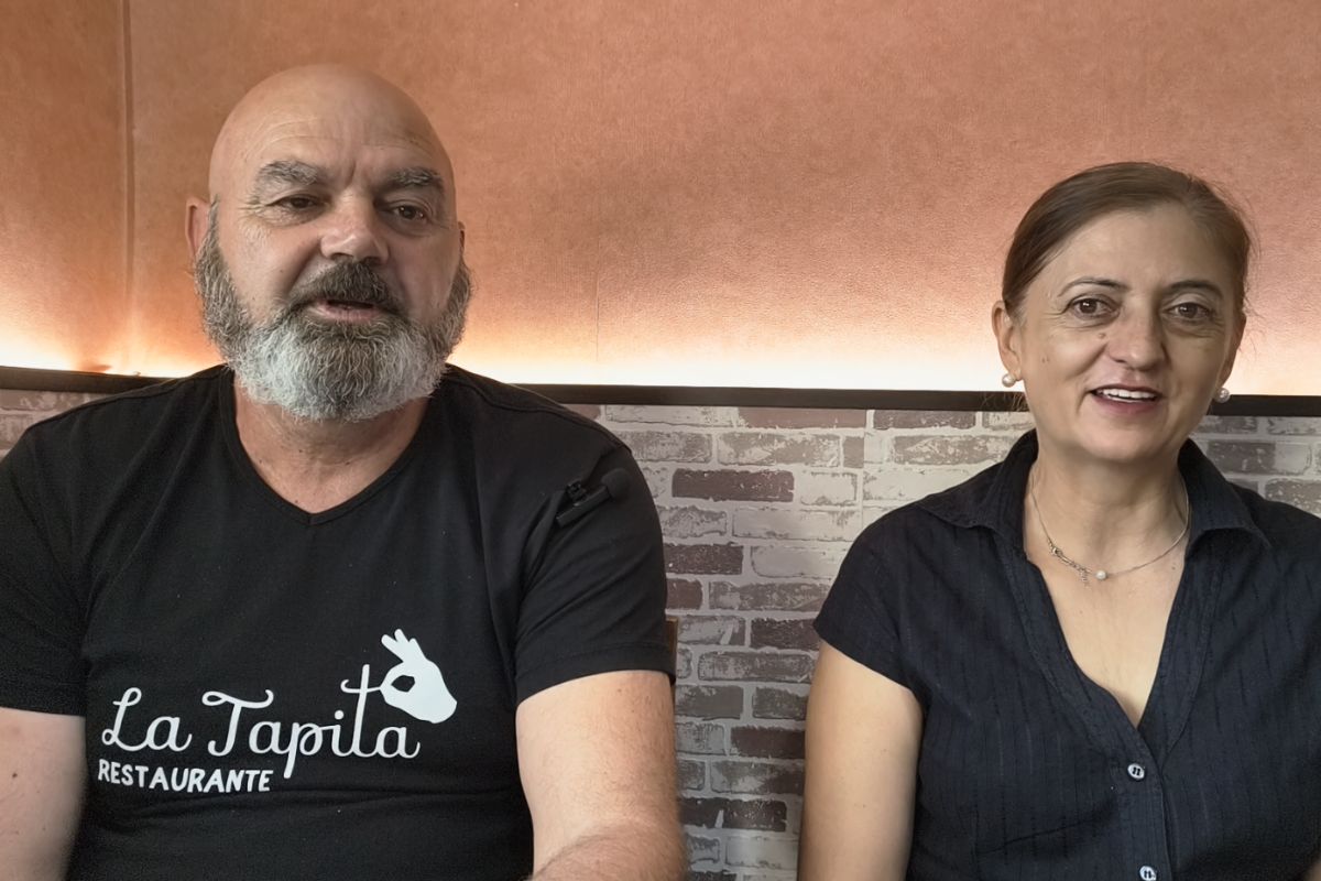 O familie românească își trăiește astăzi viața în străinătate, povestind cu nostalgie despre rădăcini și timpul care a trecut, departe de țară