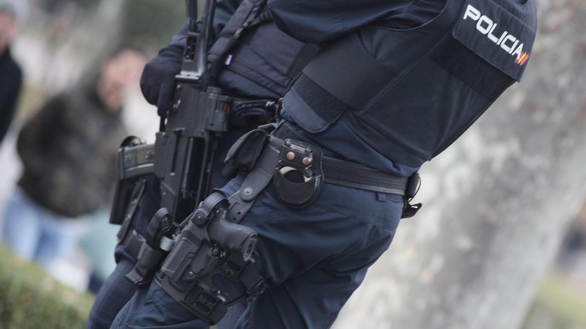 Fugitiv prins în Madrid: Homicid, trafic de droguri și organizație criminală în spatele unei deportări internaționale Poliția Națională a spaniolă a reușit să captureze un fugitiv căutat de autoritățile suedeze, acuzat de homicid, vătămări grave, trafic de droguri și apartenență la o organizație criminală