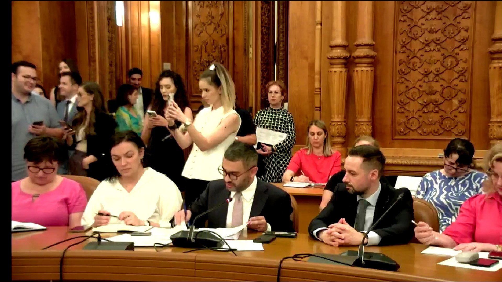 Ministrul Muncii promite o reorganizare radicală a sistemului până în trei săptămâni Anunțul unui nou curs în cadrul Ministerului Muncii, făcut miercuri de ministrul Florin Manole, a dat speranțe pentru o reformă de amploare în domeniul protecției sociale și al administrării resurselor umane