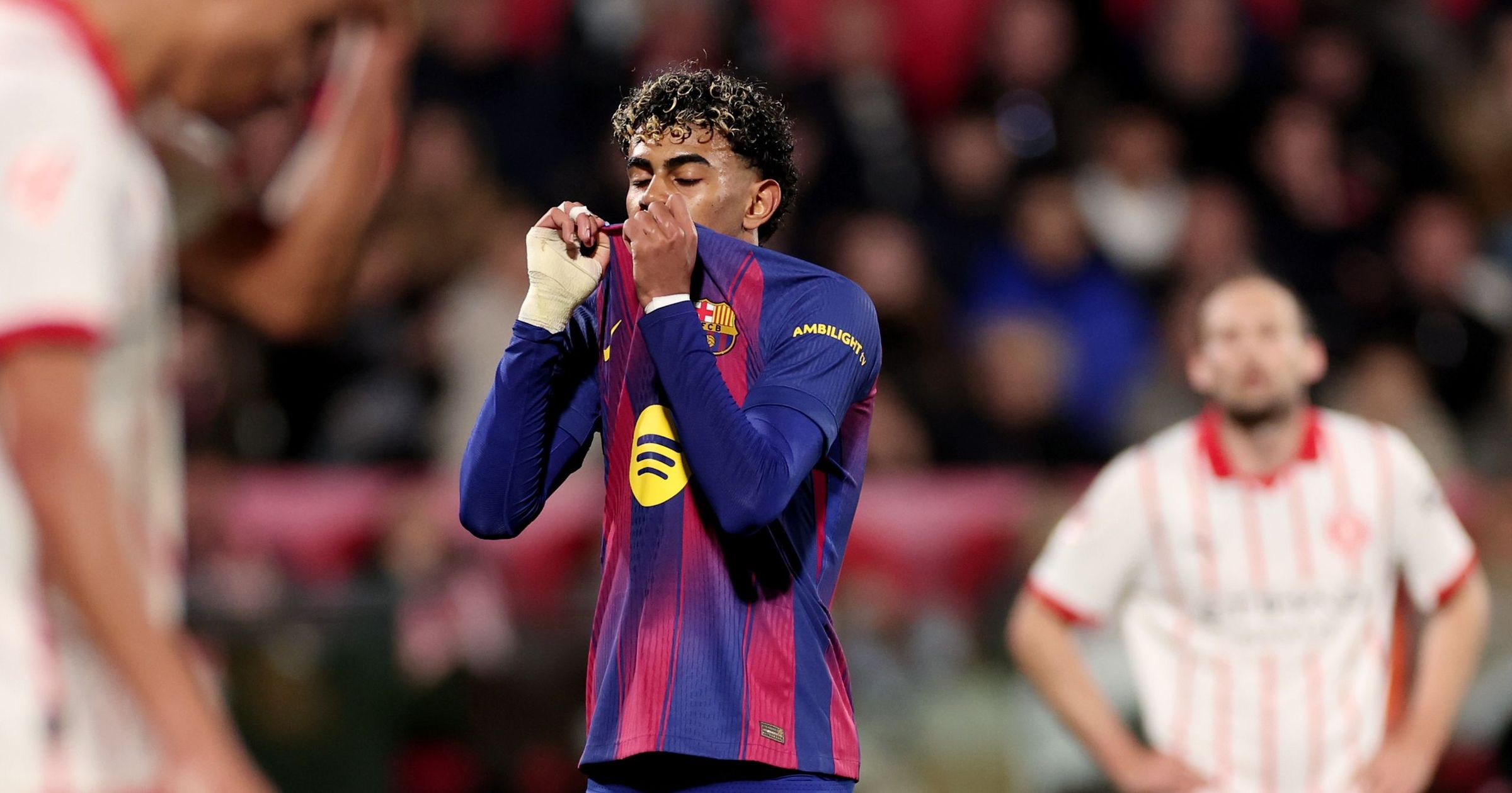 Girona îi smulge lui Barcelona primul loc Barcelona a pierdut sâmbătă primul loc în La Liga, după o înfrângere neașteptată în fața Gironei, scor 2-1